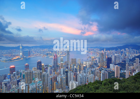Immeuble de bureaux au coucher du soleil à hong kong Banque D'Images