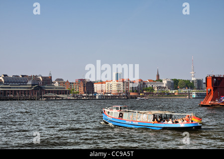 Vue sur un bateau de croisière avec les touristes sur l'Elbe à Hambourg, Allemagne. Banque D'Images