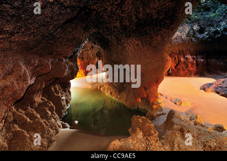 Le Portugal, l'Algarve : fantastiques grottes à une plage rocheuse près de Prainha Alvor Banque D'Images