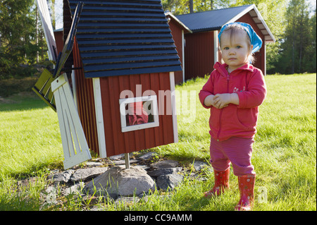 Girl in Backyard Banque D'Images