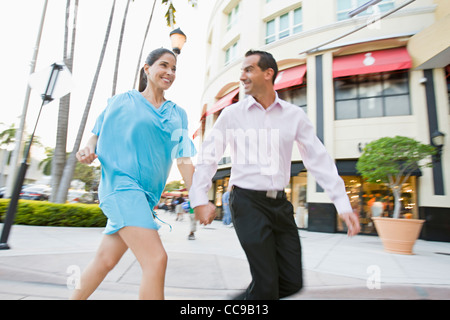 Couple Walking Outdoors Banque D'Images