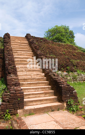 Escalier sur le sommet du Rocher du lion à Sigiriya, Sri Lanka. Banque D'Images