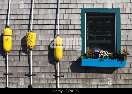 Les bouées de pêche La pêche à Shingle Shack Village Menemsha Martha's Vineyard Massachusetts Cape Cod USA Banque D'Images