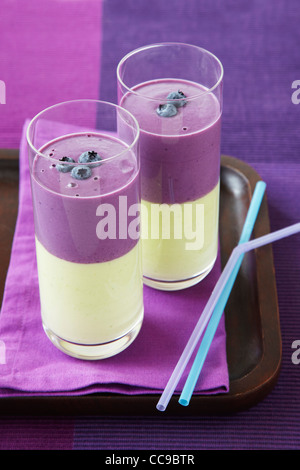 Smoothie Avocat et bleuets Banque D'Images