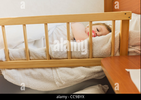 Young Girl Sleeping in Bed, Suède Banque D'Images