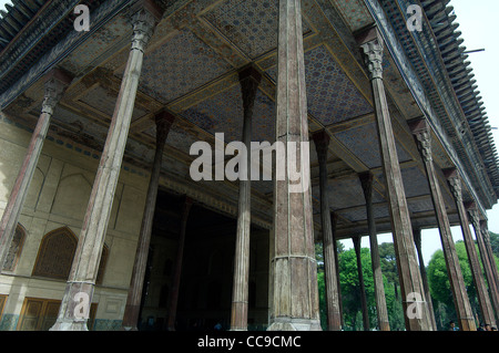 Le Chehel Sotun Palace à Isfahan, Iran, a été achevée en 1647 par Shah Abbas II mais reconstruite après un incendie en 1706. Banque D'Images