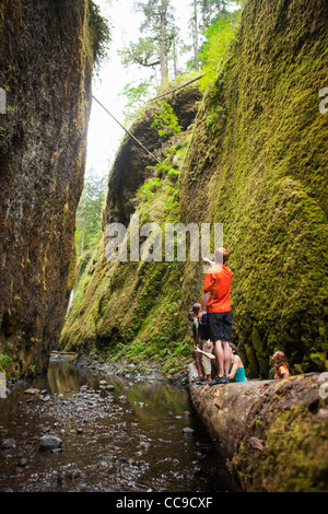 People Hiking dans Oneonta Gorge, Oregon, USA Banque D'Images