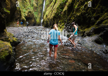 Les gens Hikingin Oneonta Gorge, Oregon, USA Banque D'Images