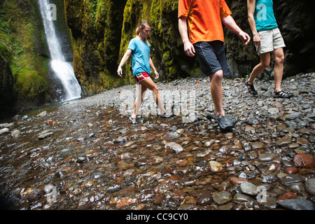 People Hiking dans Oneonta Gorge, Oregon, USA Banque D'Images