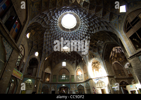 Les chambres joliment décorées et toit en dôme de la grande randonnée du 19e siècle à Kashan, Iran bazar. Banque D'Images