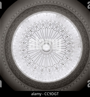 La conception musulmane d'inspiration dans un dôme dans le Musée des Arts Islamiques à Kuala Lumpur en Malaisie en Extrême-Orient Asie du sud-est. Le surréalisme de l'Inspiration. Banque D'Images