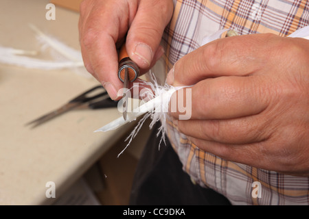 Dan Jaffe traditionnels de plumes d'autruche en plumes d'un certain temps ou peacock sont utilisés dans le Devon Banque D'Images