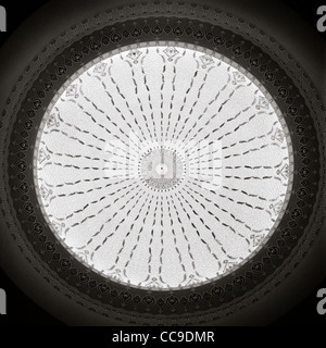 La conception musulmane d'inspiration dans un dôme dans le Musée des Arts Islamiques à Kuala Lumpur en Malaisie en Extrême-Orient Asie du sud-est. Le surréalisme de l'Inspiration. Banque D'Images