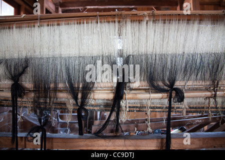 Close up d'agrafe sur métier à tisser dans l'atelier de tissage en Birmanie. Banque D'Images