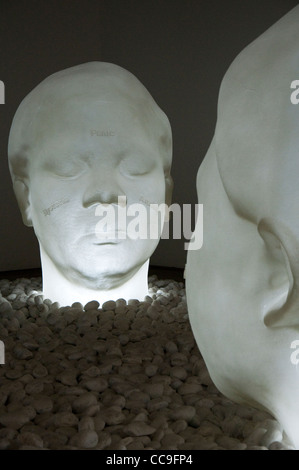 Au milieu de rêves, par Jaume Plensa au Yorkshire Sculpture Park à West Bretton, Wakefield Yorkshire Angleterre UK Banque D'Images