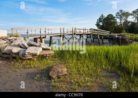 Un pont piétonnier en bois au-dessus de Clam Creek marque l'entrée de Driftwood Beach sur Jekyll Island, en Géorgie Banque D'Images