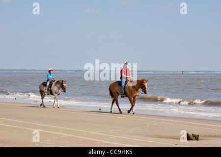 Les touristes de l'équitation sur Driftwood Beach sur Jekyll Island, Géorgie Banque D'Images