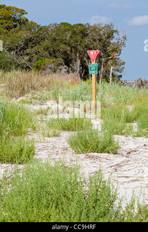 Tentative de signes de garder les visiteurs de dunes de sable de Driftwood Beach sur Jekyll Island, Géorgie Banque D'Images