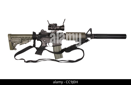 AR15 carbine personnalisé avec le red-dot sight, silincer et 3 points d'élingue. Isolé sur un fond blanc. Banque D'Images