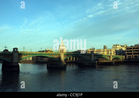 Tôt le matin s'allume Southwark Bridge avec le dôme de la Cathédrale St Paul de au-delà du pont. Banque D'Images