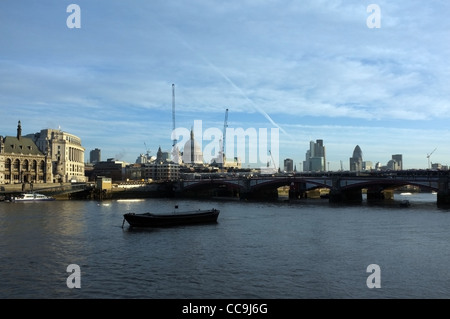 Blackfriars Bridge s'étend sur la Tamise avec l'architecture de la ville de Londres de ci-dessous. Banque D'Images