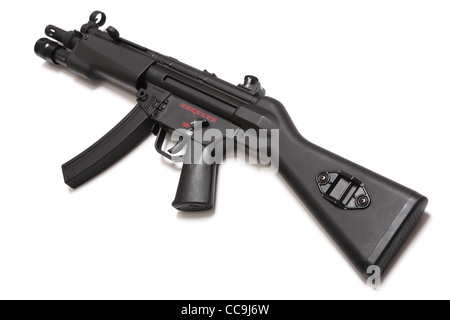 HK MP5 - mitraillette légendaire avec flashligt tactique. Vue d'inclinaison. Isolé sur un fond blanc. Série d'armes nucléaires. Banque D'Images
