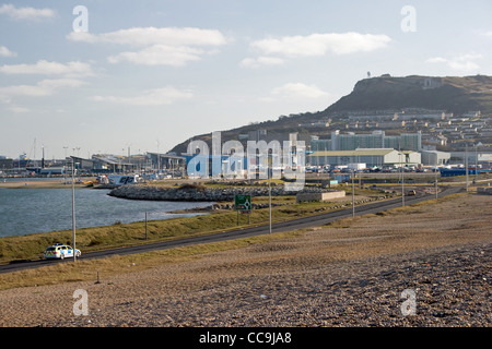 Osprey Quay et Portland, Dorset vu à partir de la plage de Chesil. Banque D'Images