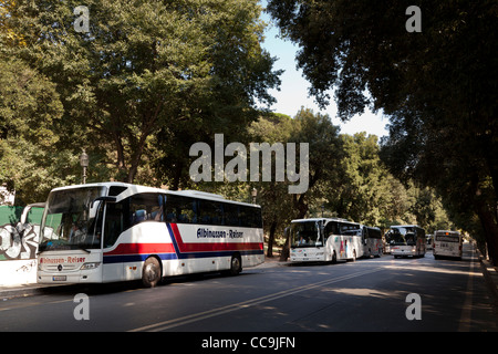 Cars de visiteurs garé en attendant leur passagers près de la Piazzale Flaminio et des jardins Borghese à Rome Banque D'Images