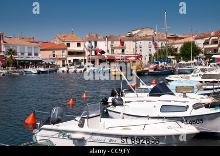 Bateaux amarrés le long du bord de Meze Harbour dans la ville balnéaire de Meze, Hérault, Languedoc Roussillon, France Banque D'Images