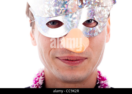 Smiling man wearing party mask, isolé sur fond blanc. Banque D'Images