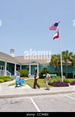 Deux femmes noires passent devant essence of Jekyll Island, ou Essie au Jekyll Island Visitor Center sur Jekyll Island, en Géorgie. Banque D'Images