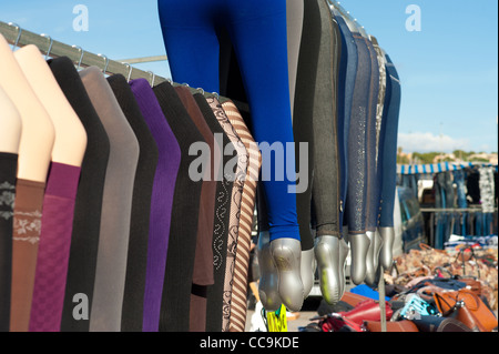 Street market stall avec des collants et bas sur l'écran Banque D'Images