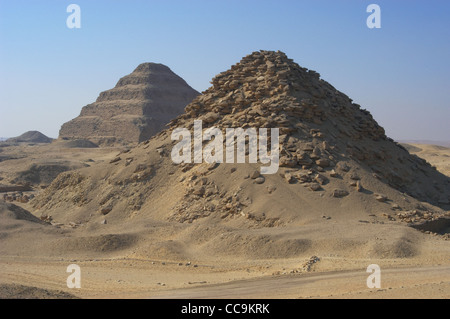 Pyramide de Userkaf. À l'arrière-plan, pyramide de Djoser. Vieux Royaume. Saqqara. L'Égypte. Banque D'Images