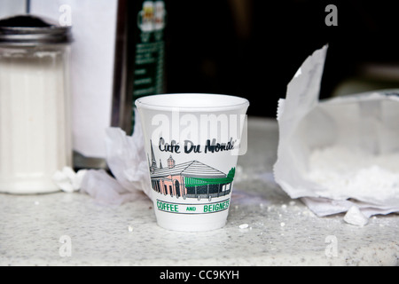 Tasse à café de mousse sur la table à café du monde dans le quartier français de New Orleans, LA Banque D'Images