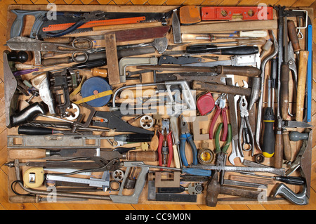 Divers outils de menuiserie et de ferronnerie, disposées sur une table en bois. Banque D'Images