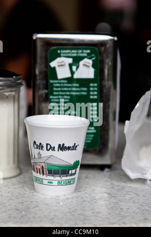 Tasse à café de mousse sur la table à café du monde dans le quartier français de New Orleans, LA Banque D'Images