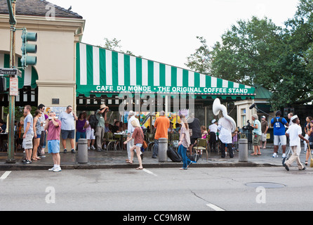 L'équipage de film avec caméra et microphone intégrés mis en place pour la scène café à l'extérieur du monde dans le quartier français de New Orleans, LA Banque D'Images