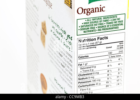 Boîte de céréales biologiques, la nutrition, l'étiquette de près. Banque D'Images
