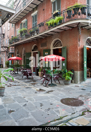 Tony Seville's Pirate's Alley Cafe avec terrasse le long de la rue Saint Pierre dans le quartier français de New Orleans, LA Banque D'Images