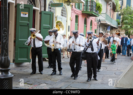 Paulin Brothers Brass Band joue de la musique et à la tête d'un cortège funéraire dans le quartier français de New Orleans, LA Banque D'Images