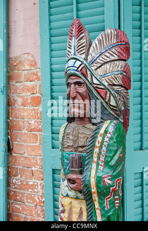 Statue indienne en bois utilisée pour annoncer un magasin de tabac dans le quartier français de la Nouvelle-Orléans, LA Banque D'Images