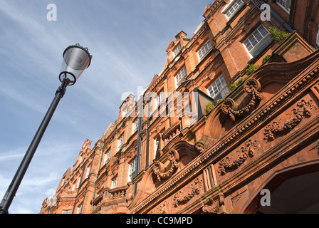 Hôtel particulier victorien en briques rouges, bloc conçu par Harry bell mesures, dans Bina Gardens, South Kensington, Londres, Angleterre Banque D'Images