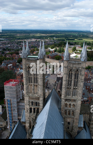 En regardant les tours de la façade ouest du haut de la tour centrale de la cathédrale de Lincoln Banque D'Images