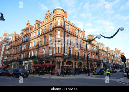 Des boutiques et restaurants au coin de South Audley Street et de mount st mayfair Londres Angleterre Royaume-Uni Royaume-Uni Banque D'Images