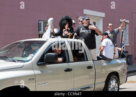 Fans de l'équipe de football New Orleans Saints célèbrent en conduisant dans dans le quartier français de New Orleans, LA Banque D'Images