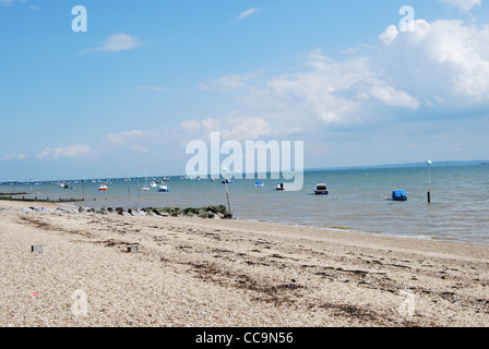 Thorpe Bay, Southend, Essex, Angleterre, plage de rochers de bateaux et l'eau. Banque D'Images