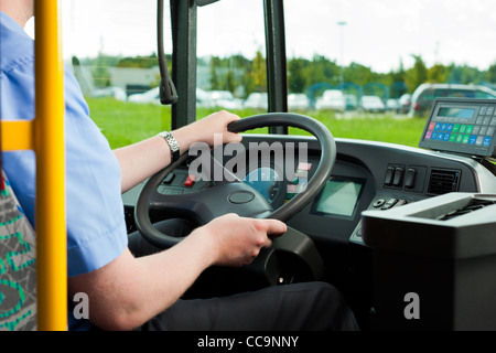 Chauffeur de bus assis dans son autobus en tournée Banque D'Images