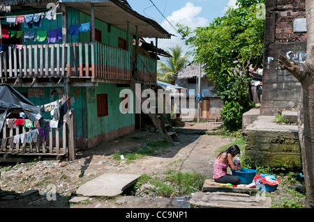 Iquitos, Pérou. Le bidonville dans le quartier de Belen Banque D'Images