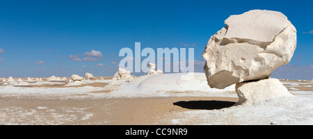 Vue panoramique tourné d'Inselbergs avec sable striée environnants dans le désert blanc, près de Farafra Oasis, Egypte Afrique Banque D'Images