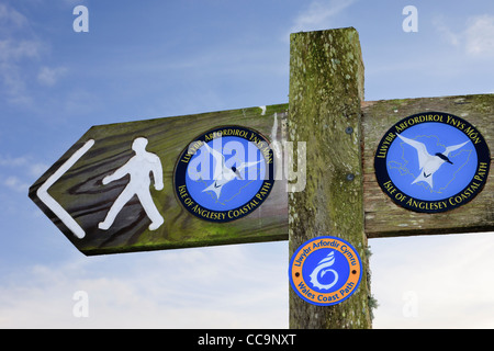 All Wales Coast Path signe et nouveau logo sur une ile d'Anglesey Coastal Path panneau routier dans le Nord du Pays de Galles, Royaume-Uni, Angleterre Banque D'Images